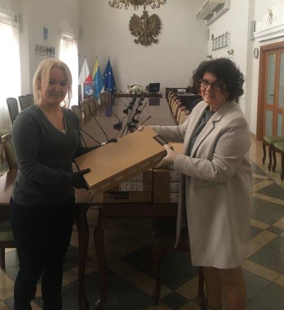sekretarz miasta przekazała laptopy do nauki zdalnej od Samorządu Gminy Pułtusk