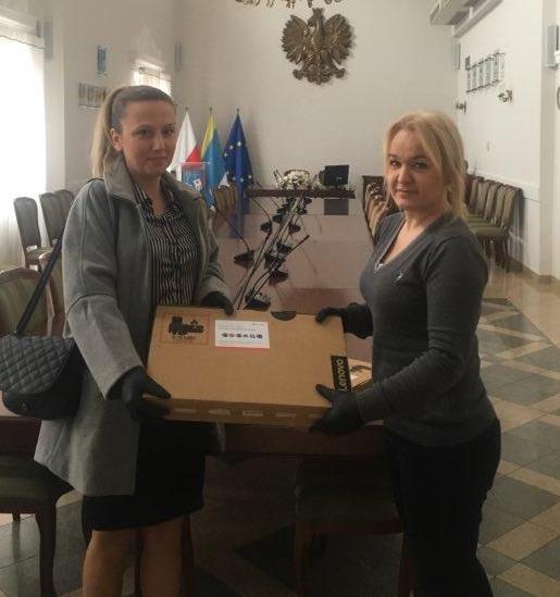 sekretarz miasta przekazała laptopy do nauki zdalnej od Samorządu Gminy Pułtusk