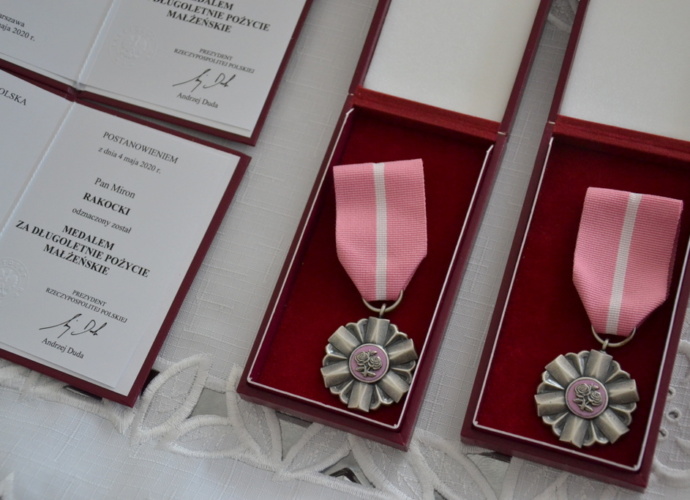 medale od Prezydenta są kształcie 6 ramiennej gwiazdy na tle róży