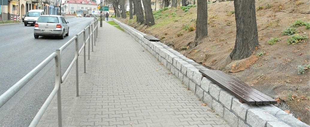 Murek wzdłuż parku Narutowicza wraz z zamontowanymi ławkami