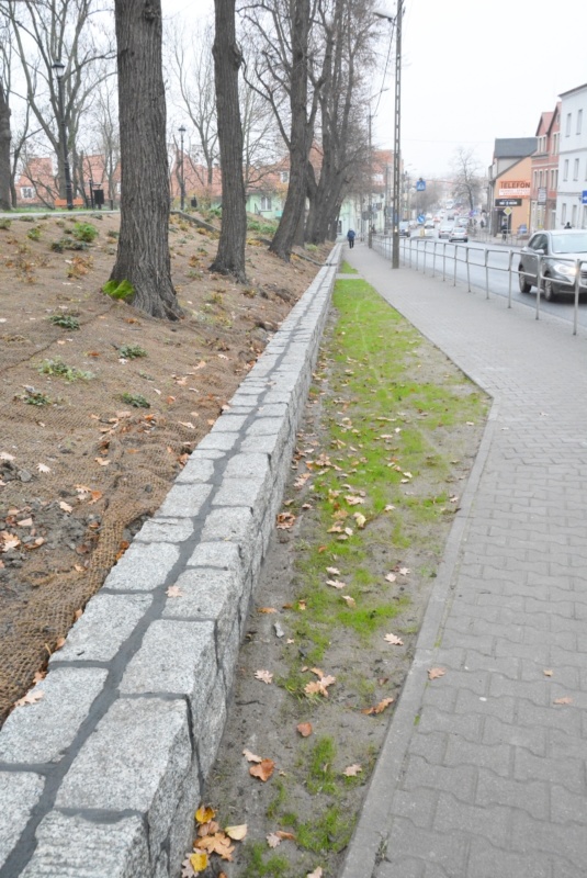 Murek wzdłuż parku Narutowicza