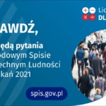 Po lewej stronie grafiki jest napis: sprawdź, jakie będą pytania w Narodowym Spisie Powszechnym Ludności i Mieszkań 2021. W prawym górnym rogu są cztery małe koła ze znakami dodawania, odejmowania, mnożenia i dzielenia, obok nich napis: Liczymy się dla Polski! Poniżej widać zdjęcie tłumu ludzi. Na dole pośrodku jest napis: spis.gov.pl. W prawym dolnym rogu jest logotyp spisu: dwa nachodzące na siebie pionowo koła, GUS, pionowa kreska, NSP 2021.