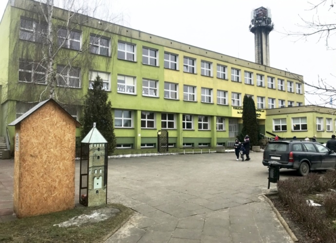 Pojemnik - wieża na nakrętki przy szkole