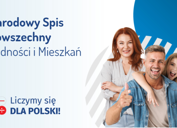 Po prawej stronie napis: Narodowy Spis Powszechny Ludności i Mieszkań, pod spodem na dole Liczymy się dla Polski, po prawej stronie czworo ludzi - od prawej kobieta, mężczyzna, dziewczynka oraz starszy mężczyzna z brodą