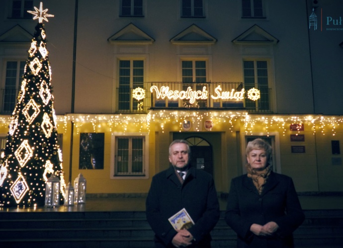 Burmistrz Miasta Pułtusk i Wicestarosta Pułtuski stoją na tle Ratusza