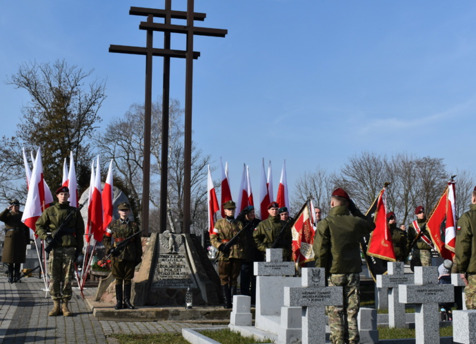 Obchody Narodowego Dnia Pamięci Żołnierzy Wyklętych przy mogile na pierwszym cmentarzu 17