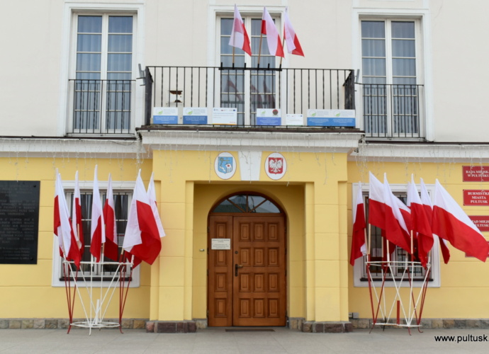 Flagi biało-czerwone przed Urzędem Miasta w Pułtusku
