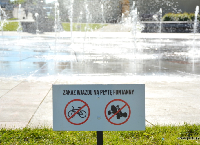 Zakaz wjazdu na płytę fontanny