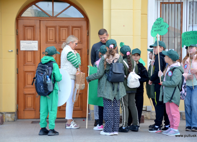 Uczniowie z PSP nr 4 w marszu ekologicznym pod Urzędem Miejskim 5