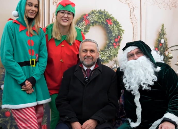 Burmistrz Miasta Pułtusk oraz ECO Mikołaj składają najlepsze Życzenia Bożonarodzeniowe Miastom Partnerskim (film) (stopklatka 2)
