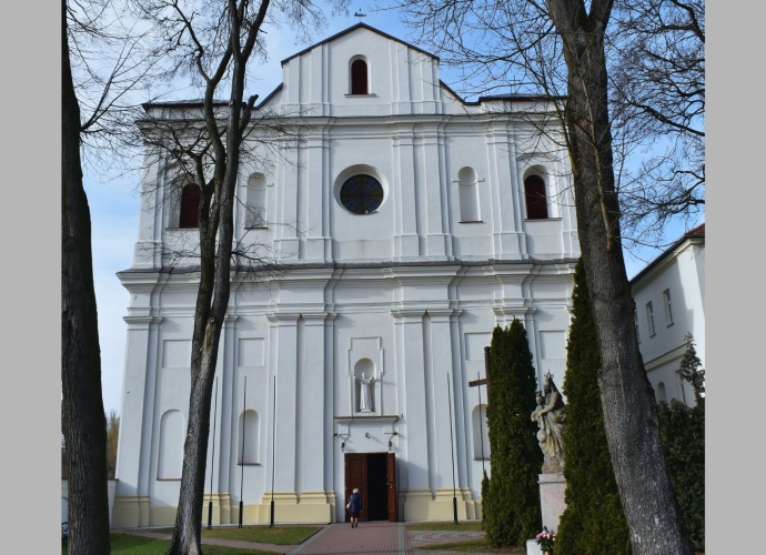 Zdjecie fasady Kościoła pw. św. św. Piotra i Pawła w Pułtusku