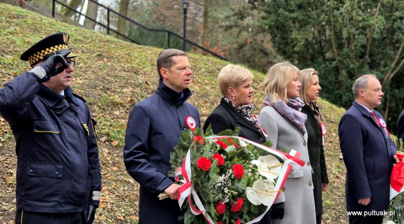 Pułtuskie obchody Narodowego Święta Niepodległości - Złożenie kwiatów pod tablicą upamiętniającą Ignacego Jana Paderewskiego 11