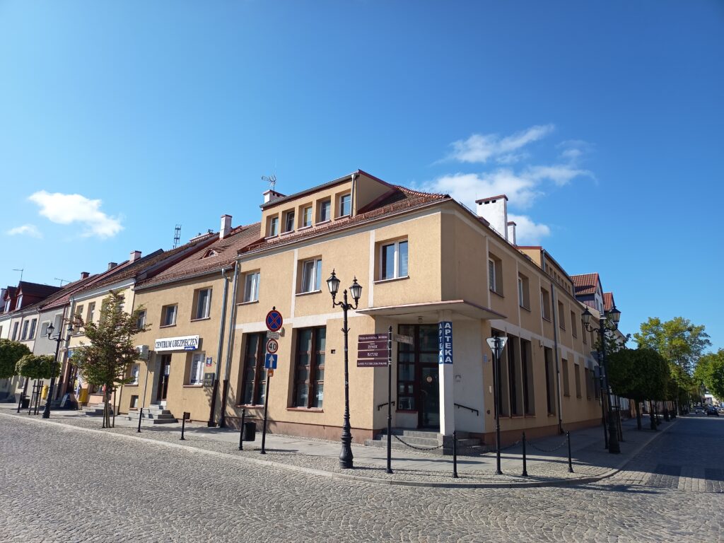 Zdjęcie z Trasy Eko-busu (kamienica w rynku przy której kręcony był serial "Alternatywy 4")