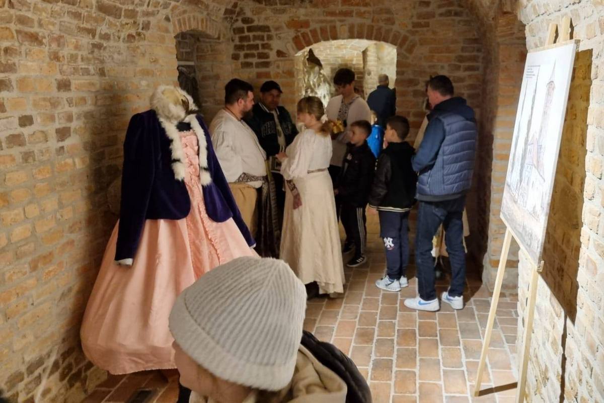 XII Pułtuska Noc Muzeów - zwiedzanie piwnic ratusza (1)