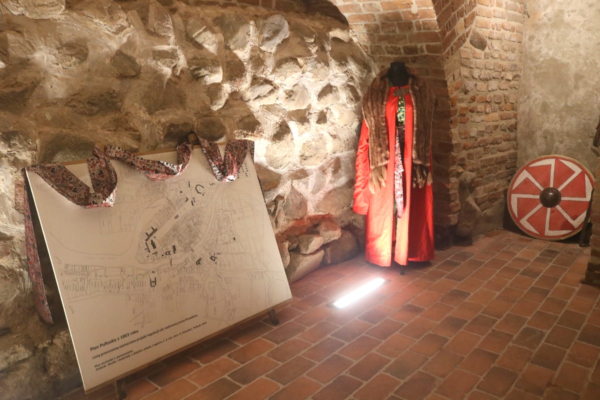 XII Pułtuska Noc Muzeów - zwiedzanie piwnic ratusza (2)