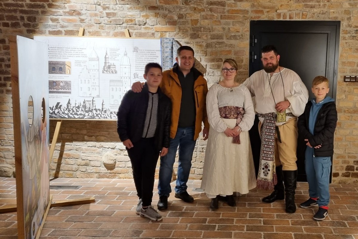 XII Pułtuska Noc Muzeów - zwiedzanie piwnic ratusza (3)