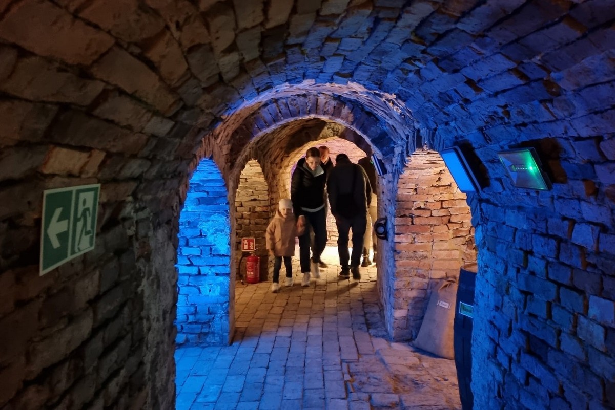 XII Pułtuska Noc Muzeów - zwiedzanie piwnic pod wzgórzem Abrahama (1)