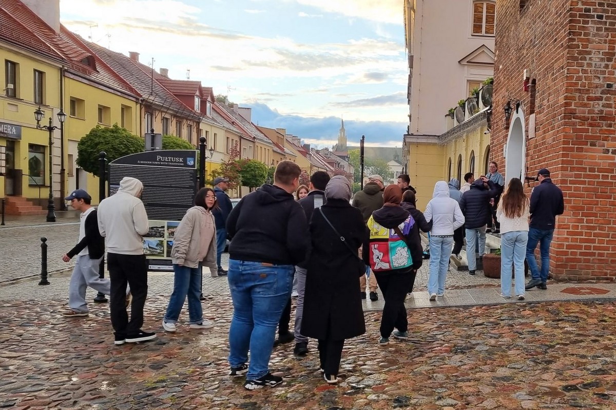 XII Pułtuska Noc Muzeów - zwiedzający przy wieży ratuszowej (1)