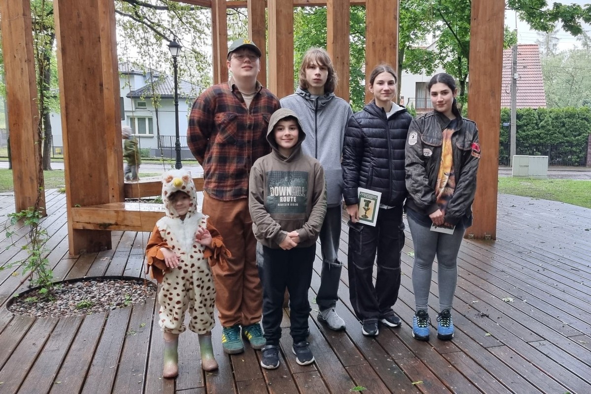 XII Pułtuska Noc Muzeów - zwiedzający przy piwnicach Abrahama (1)