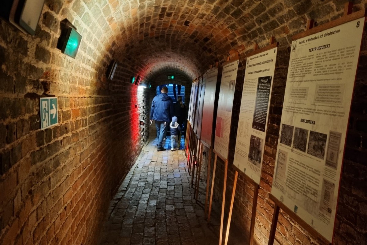 XII Pułtuska Noc Muzeów - zwiedzanie piwnic pod wzgórzem Abrahama (3)