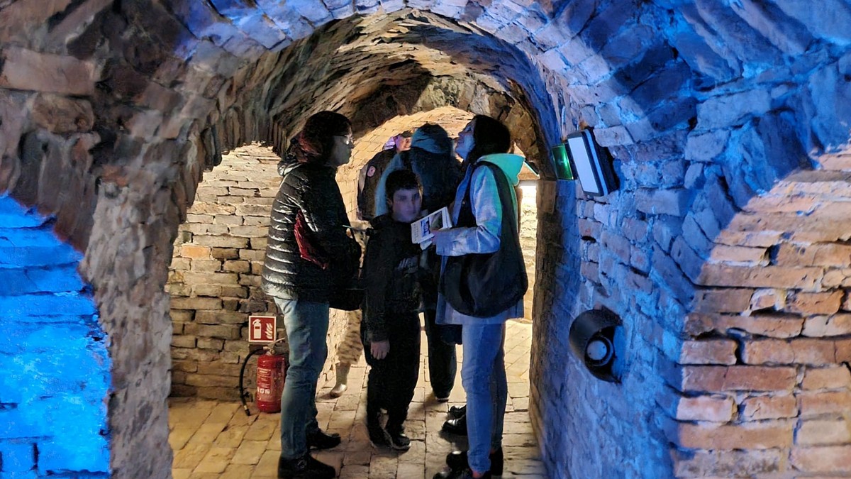 XII Pułtuska Noc Muzeów - zwiedzanie piwnic pod wzgórzem Abrahama (4)