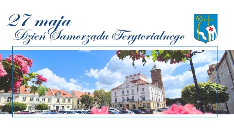 Plansza dot. Dnia Samorządu Terytorialnego. Treść planszy: na górze napis: 27 maja Dzień Samorządu Terytorialnego, poniżej zdjęcie Urzędu Miejskiego w Pułtusku