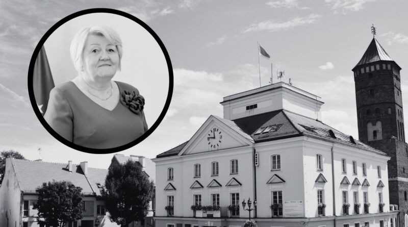 Zdjęcie zmarłej Pani Teresy Turek na tle Urzędu Miejskiego w Pułtusku