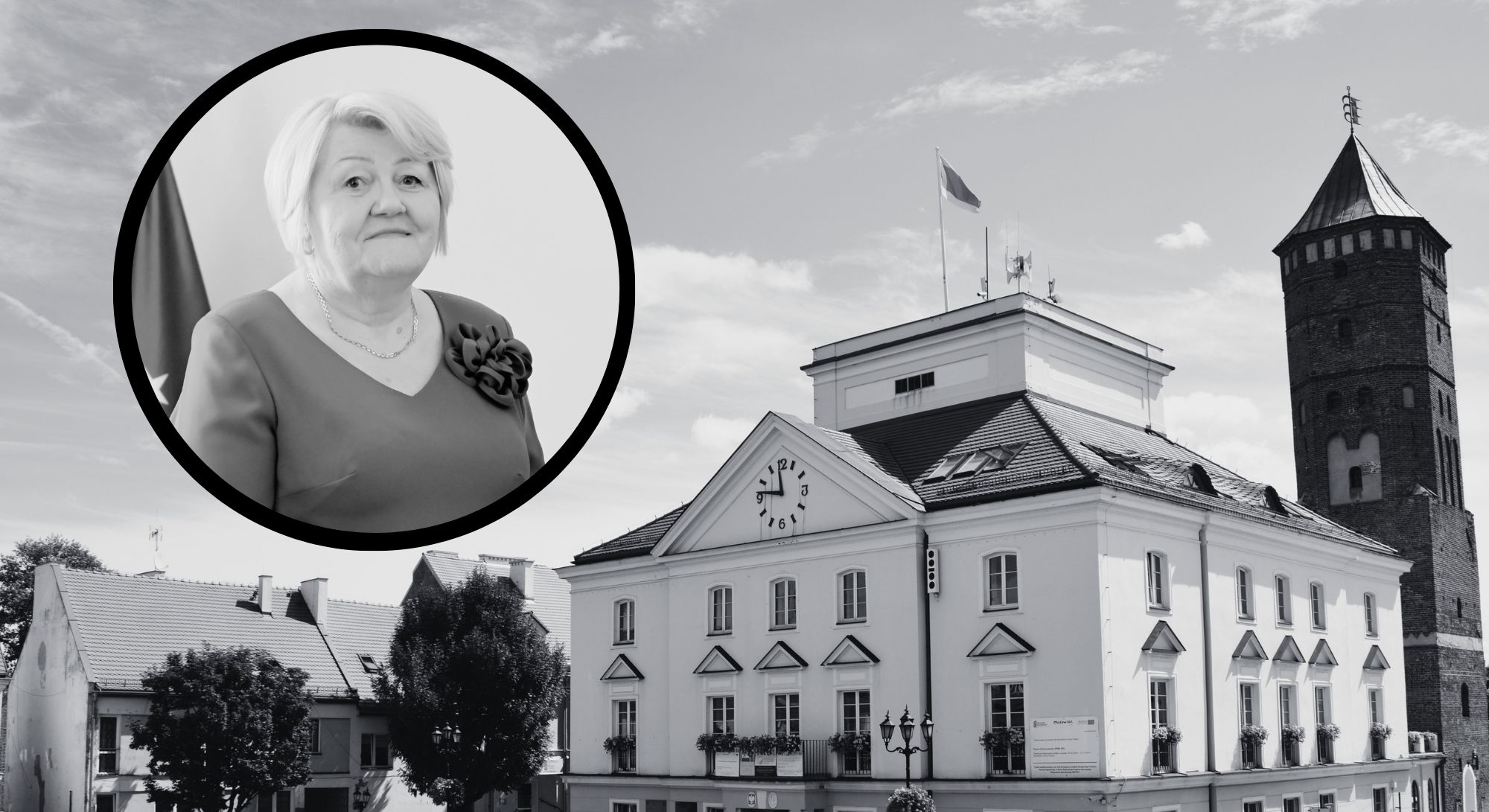 Zdjęcie zmarłej Pani Teresy Turek na tle Urzędu Miejskiego w Pułtusku