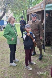 XIII Pułtuska Noc Muzeów - Ekspozycja sprzętu i umundurowania z okresu II RP przy niemieckim schronie bojowym (1)