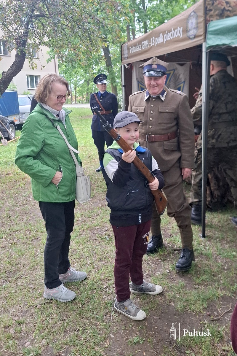 XIII Pułtuska Noc Muzeów - Ekspozycja sprzętu i umundurowania z okresu II RP przy niemieckim schronie bojowym (1)
