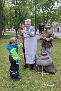 XIII Pułtuska Noc Muzeów - Ekspozycja sprzętu i umundurowania z okresu II RP przy niemieckim schronie bojowym (4)