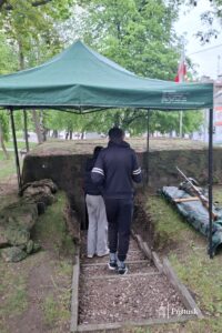 XIII Pułtuska Noc Muzeów - Ekspozycja sprzętu i umundurowania z okresu II RP przy niemieckim schronie bojowym (5)