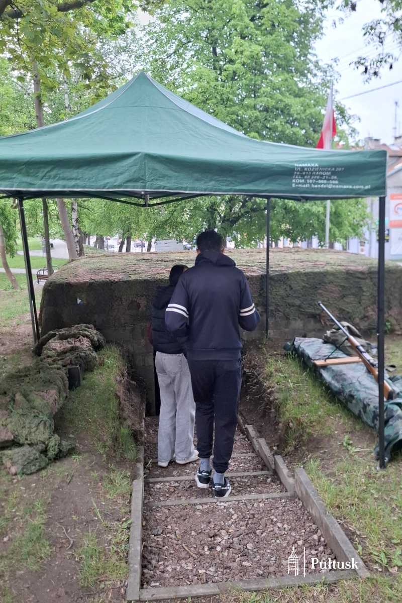 XIII Pułtuska Noc Muzeów - Ekspozycja sprzętu i umundurowania z okresu II RP przy niemieckim schronie bojowym (5)