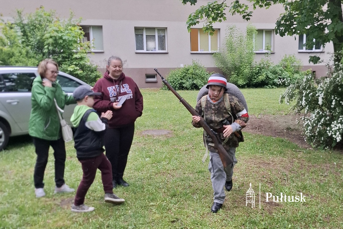 XIII Pułtuska Noc Muzeów - Ekspozycja sprzętu i umundurowania z okresu II RP przy niemieckim schronie bojowym (6)