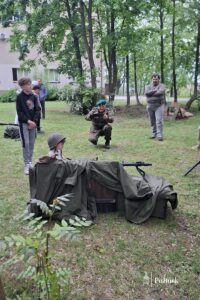 XIII Pułtuska Noc Muzeów - Ekspozycja sprzętu i umundurowania z okresu II RP przy niemieckim schronie bojowym (7)