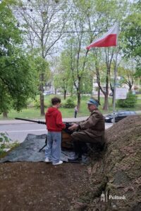 XIII Pułtuska Noc Muzeów - Ekspozycja sprzętu i umundurowania z okresu II RP przy niemieckim schronie bojowym (8)