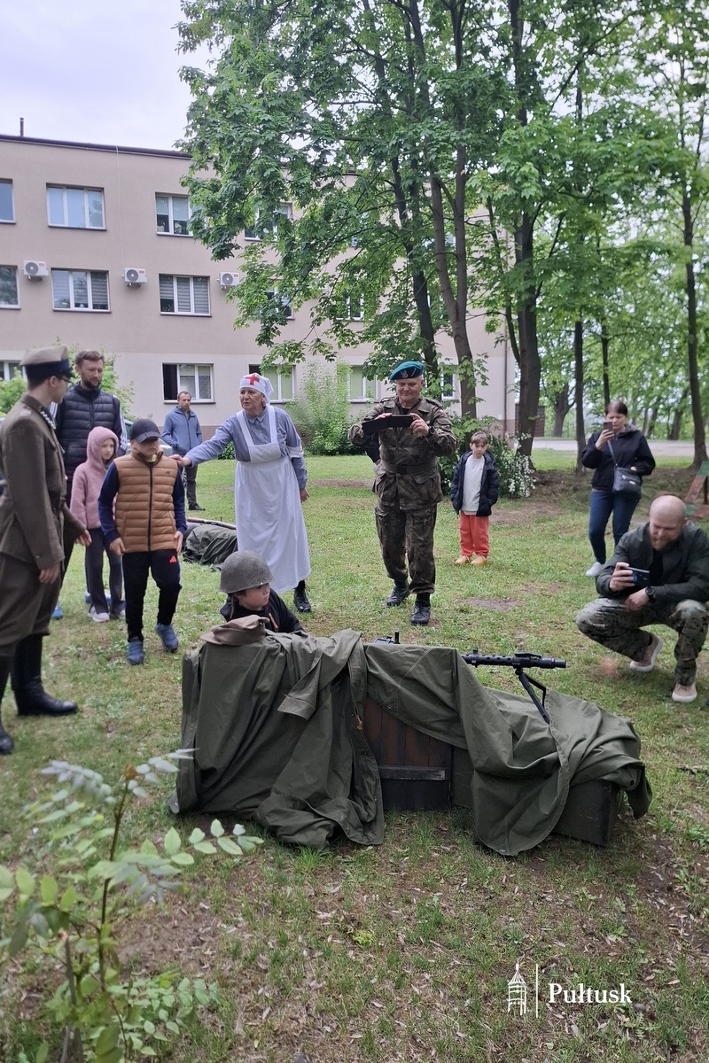 XIII Pułtuska Noc Muzeów - Ekspozycja sprzętu i umundurowania z okresu II RP przy niemieckim schronie bojowym (9)