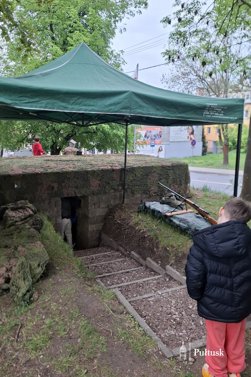 XIII Pułtuska Noc Muzeów - Ekspozycja sprzętu i umundurowania z okresu II RP przy niemieckim schronie bojowym (10)