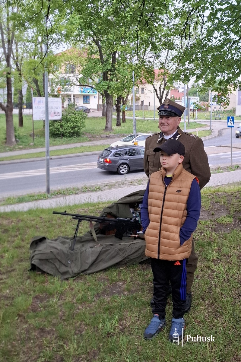 XIII Pułtuska Noc Muzeów - Ekspozycja sprzętu i umundurowania z okresu II RP przy niemieckim schronie bojowym (12)