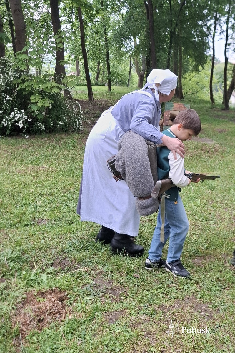 XIII Pułtuska Noc Muzeów - Ekspozycja sprzętu i umundurowania z okresu II RP przy niemieckim schronie bojowym (13)