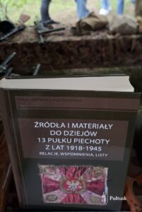 XIII Pułtuska Noc Muzeów - Ekspozycja sprzętu i umundurowania z okresu II RP przy niemieckim schronie bojowym (14)