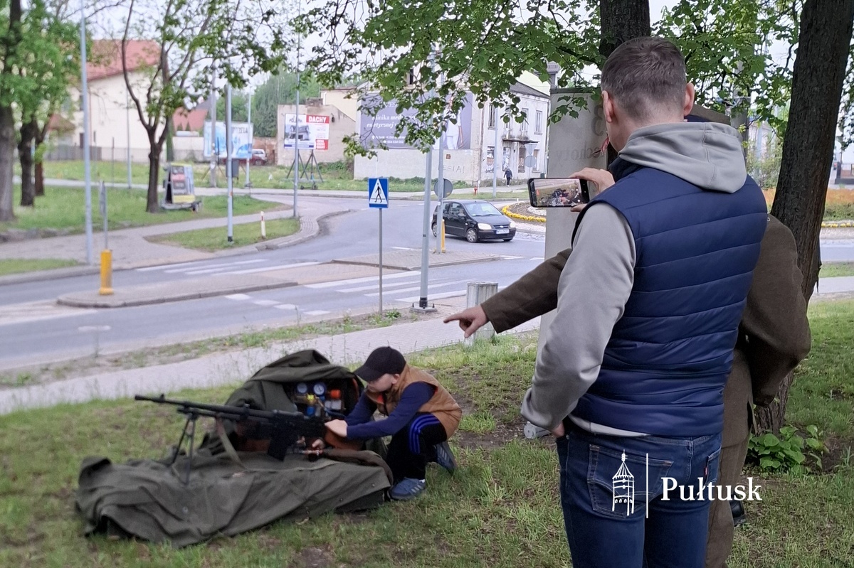 XIII Pułtuska Noc Muzeów - Ekspozycja sprzętu i umundurowania z okresu II RP przy niemieckim schronie bojowym (16)