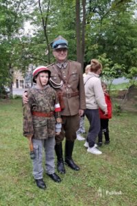 XIII Pułtuska Noc Muzeów - Ekspozycja sprzętu i umundurowania z okresu II RP przy niemieckim schronie bojowym (18)