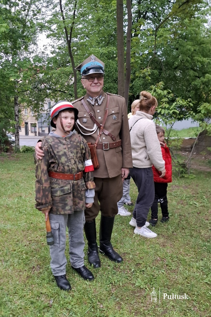 XIII Pułtuska Noc Muzeów - Ekspozycja sprzętu i umundurowania z okresu II RP przy niemieckim schronie bojowym (18)