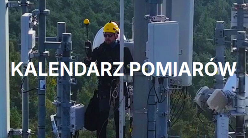 Zdjęcie przedstawia pracownika dokonującego pomiaru pól elektromagnetycznych