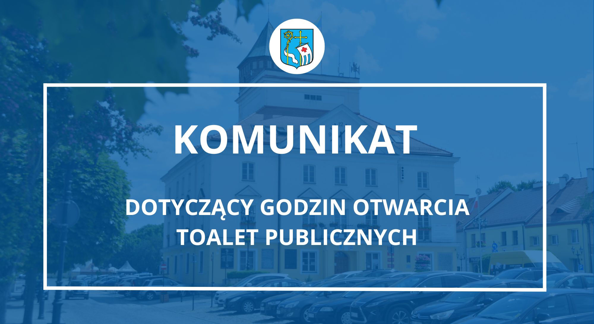 Komunikat dotyczący godzin otwarcia toalet publicznych (W tle zdjęcie Urzędu Miejskiego w Pułtusku)