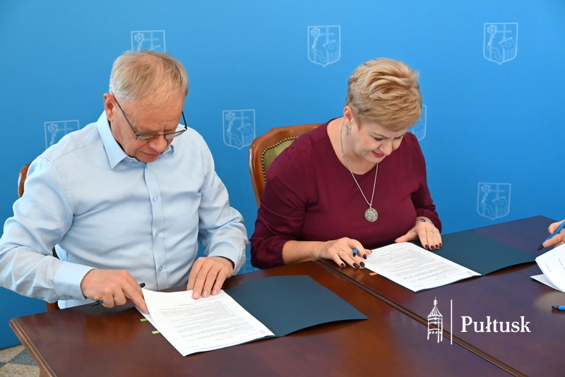 Podpisanie umowy na wykonanie remontu elewacji kamienicy przy ul. Rynek 23 (1)
