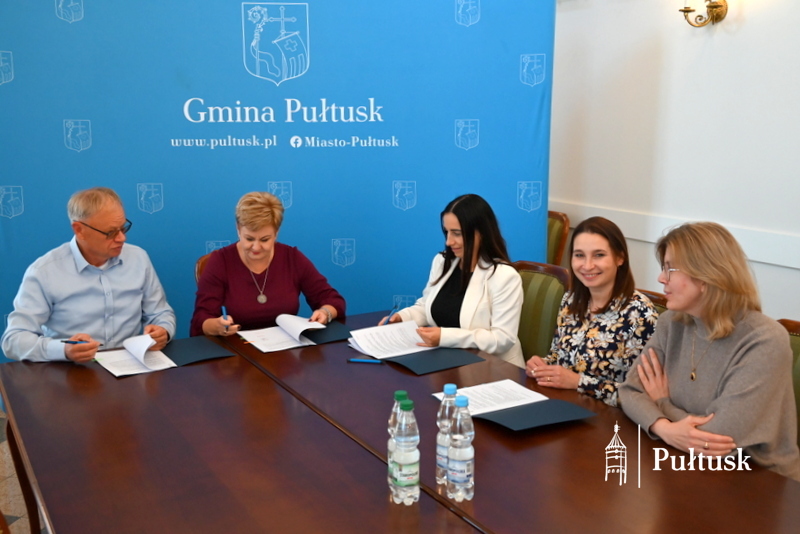 Podpisanie umowy na wykonanie remontu elewacji kamienicy przy ul. Rynek 23 (3)